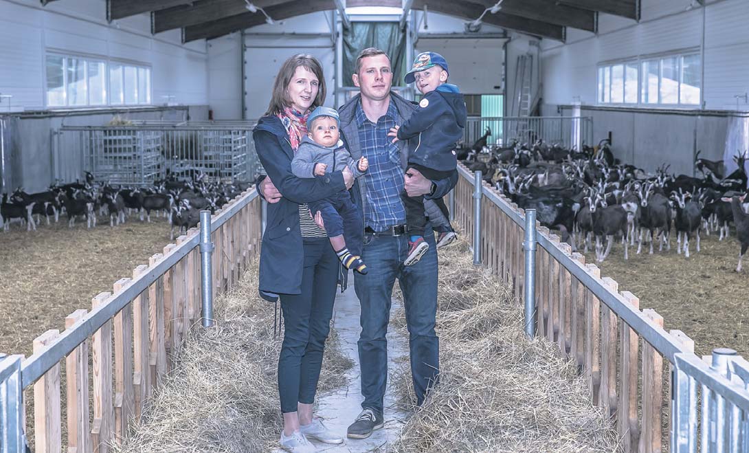 Linda Pajo (31) ja pesamuna Timo (kümme kuud) ning Kermo Rannamäe (29) ja Kert (peaaegu kolmeaastane) üleeile kitsefarmis. Foto: FOTOSFERA / ANDREI JAVNAŠAN