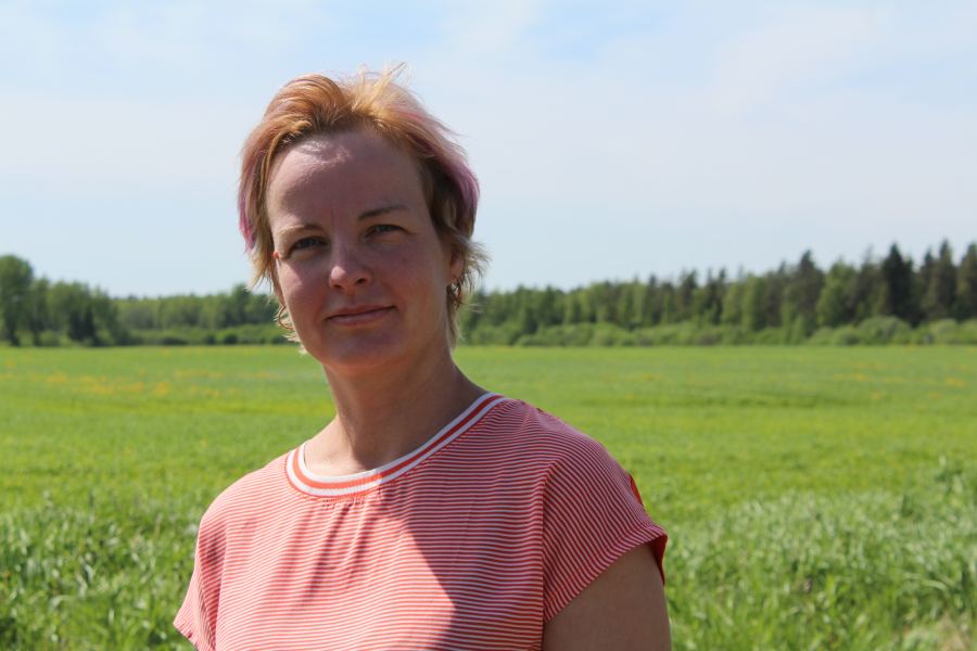 Auhinnavõitja Merike Hiiemäe, kes on just mõni hetk tagasi tööpostilt saabunud. Päris hea, kui tööstuse kõrval kohe midagi nii silmale puhkavat ja rohelist on. Foto: AIGAR NAGEL