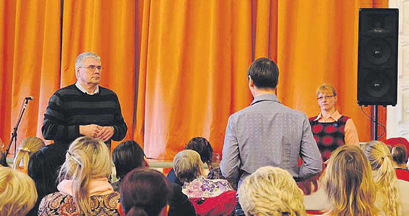 Hetk teiselt rahvakogunemiselt erihooldekodude osas. Rahva esindaja ja ettevõtja Veiko Haugas. Rahvas tema seljataga on vastamisi arendaja esindaja Viktor Trašanovi ja Antsla vallavanema Merike Prätziga. Foto: LIANA ALLAS