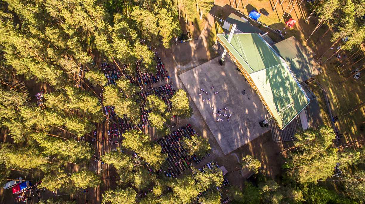 Võrumaa laulu- ja tantsupidu „Maailm heliseb” tõi Kubja vabaõhulavale ligi 600 tantsijat, neli puhkpilliorkestrit, peaaegu 900 lauljat ja hulgaliselt publikut. Foto: ANDREI JAVNAŠAN