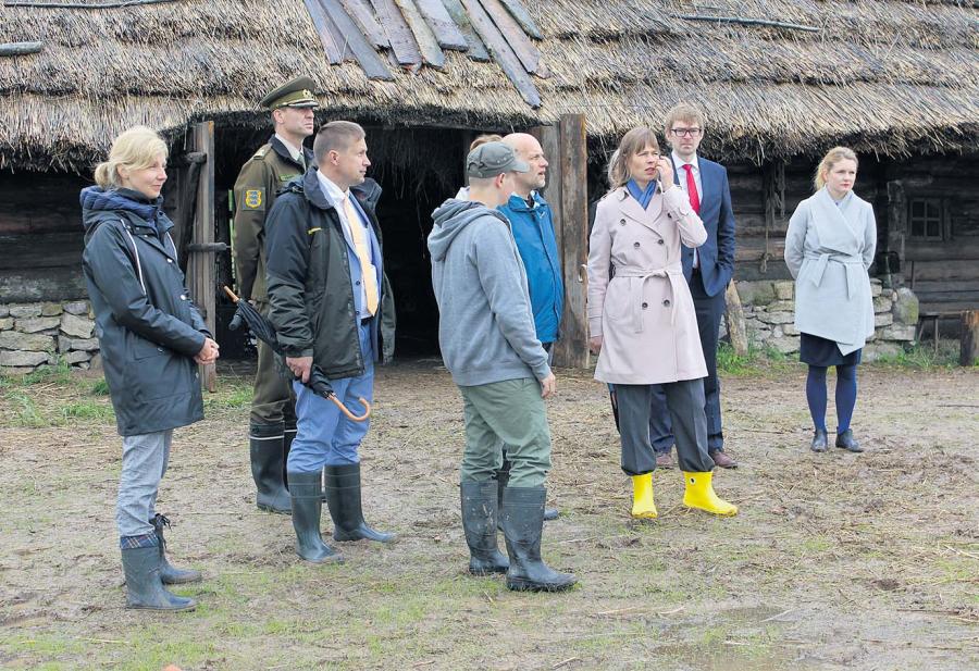 Võtteplatsil Vargamäe vana rehielamu ees. Presidendi sõnul sobib selline ilm pigem aprillikuu sündmuste filmimiseks. Foto: LIANA ALLAS
