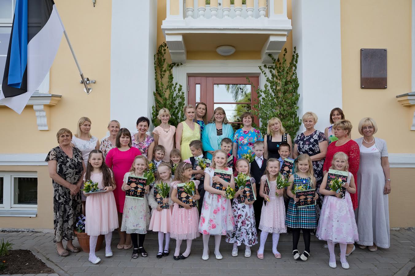 Vastseliina lasteaia Pääsupesa rühma lõpetas tänavu 16 last. Pääsupesa rühma kuuluvad õpetajad Anu Säre ja Heli Parmasson ning õpetaja abi Kairi Oru. Pildil on terve Vastseliina lasteaia pere koos lastega aktusel. Vasakult esimene Helga Hanni, tema kõrval Merlin Piirisild, Anu Säre, Siiri Roop, Malle Truu, Tiina Paur, Kairi Oru, Piret Kunnus, Külli Lukk, Sirje Kauts, Eve Kund, Vaire Oppar, Eret Klade, Esta Kaljumäe ja Heli Parmasson. Foto: GRETHE RÕÕM