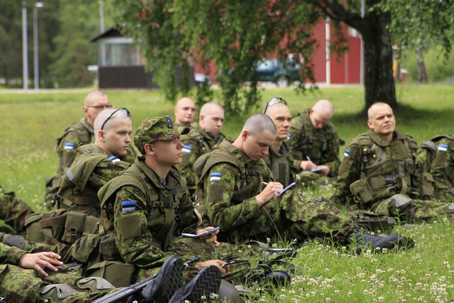 Nädal on möödas. Sõdurid on tegelemas intensiivselt väljaõppega. Relvaõpe ja topograafia on selle nädala märksõnad. FOTO: Kuperjanovi jalaväepataljon