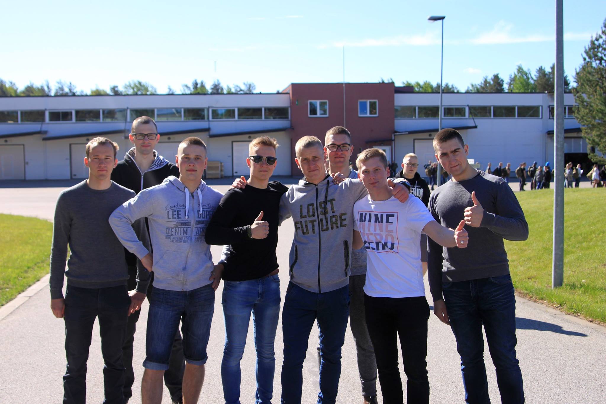 Pildil on Kuperjanovi jalaväepataljoni ajateenijad, kes läksid reservi peale edukat õppust Kevadtorm 2017 . Kindlasti teeme sellise pildi ka aasta pärast praegu ajateenistusse tulnud võitlejatest.  FOTO: Kuperjanovi jalaväepataljon