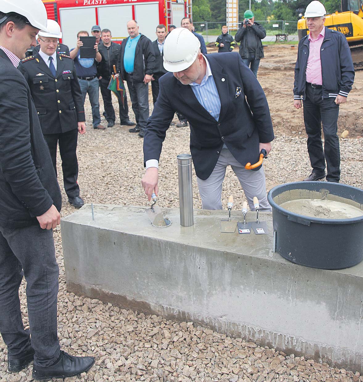 Siseminister Andres Anveltil oli au ajakapsel nurgakivisse asetada. Foto: BIRGIT PETTAI