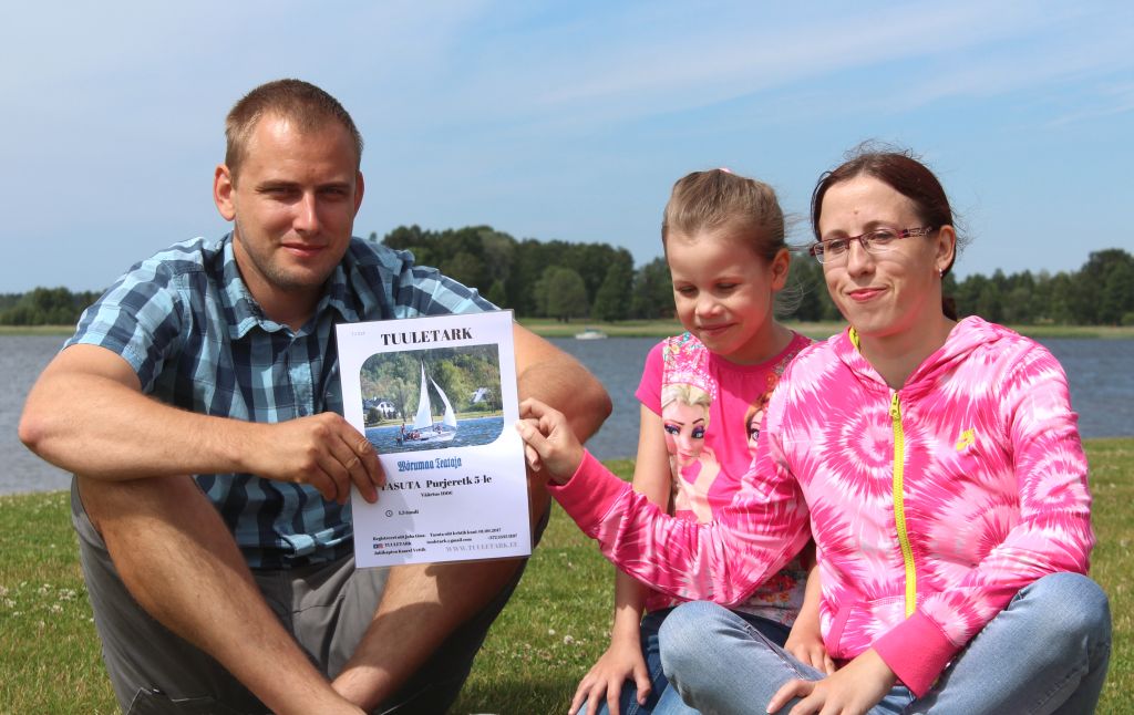 Tuuletarga kapten Kaarel Vettik auhinda üle andmas. Rõõmus Triin Kuiv koos tütar Nele-Riinuga mõtlevad reisi ette võtta juba lähitulevikus. FOTO: Aigar Nagel