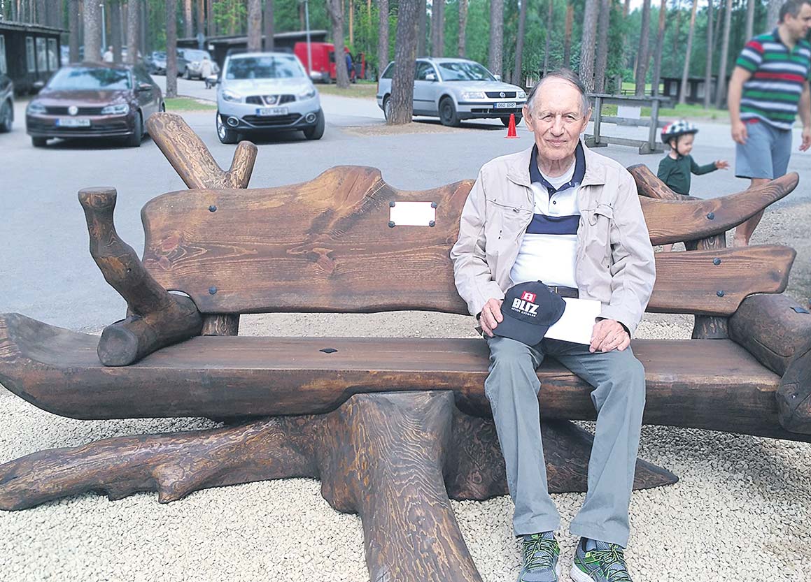 Laur Lukin pühapäeva lõunaajal Kubja suusabaasis omanimelisel pingil. Foto: VÕRUMAA SPORDILIIT