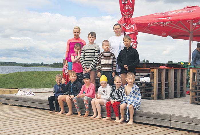 Ujumiskursustest osavõtjad eile Tamula rannas. Esireas istuvad vasakult Simon, Ronald, Miina-Johanna, Lisann, Grete, Evert. Seisavad Laura, Laur, Kratman, Rasmus. Taga treenerid Kätlin Toots ja Merli Nurmela. FOTO: VT