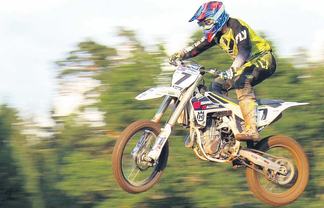 Motodünastia teise põlvkonna esindaja Tanel Leok võttis Sõmerpalu motokrossilt viienda võidu. Fotod: TOMI SALUVEER