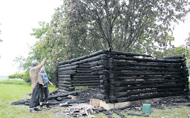 Peremees Arnold näitab, kust suunast tulnud pikselöök hävitas talu äsja remonditud sauna. Foto: VÕRUMAA TEATAJA