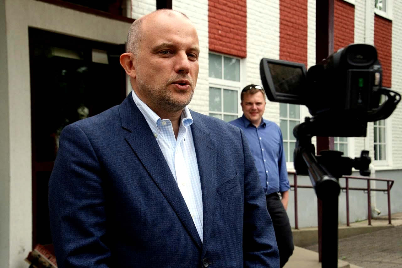 Diplomaat, poliitik, kaitseminister Jüri Luik üleeile Võrus Taara linnakus. Jüri Luik on viiekordne minister, sealhulgas kolmekordne kaitseminister. Aastatel 1992–1993 oli Jüri Luik portfellita minister, 1993–1994 kaitseminister, 1994–1995 välisminister, 1999–2002 kaitseminister, 12 . juunist 2017 kaitseminister. Presidendivalimistel oli väga palju neid, kes nägid Jüri Luike presidendina. Foto: VÕRUMAA TEATAJA