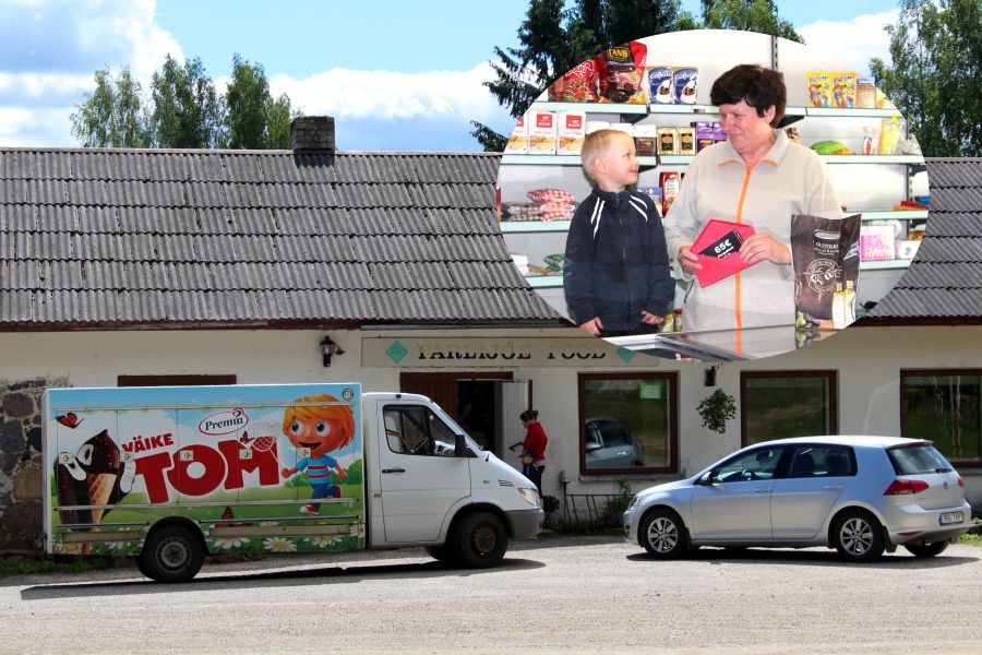 Maie koos lapselaps Ramoniga auhinda vastu võtmas. Taustal Pärlijõe pood, mis ootab külastajaid kuuel päeval nädalas Fotod: AIGAR NAGEL