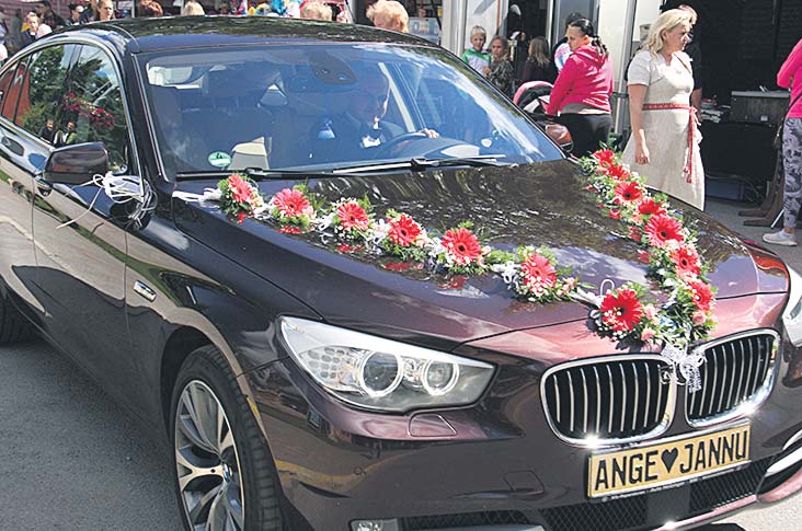 Noorpaari nimedega pulmaauto 7. juulil 2017. aastal Võrus Vabaduse tänaval. FOTO: VT