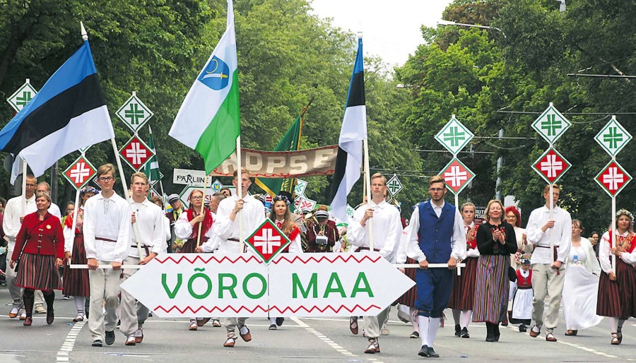 Pühapäeval kõndisid läbi Tallinna ligikaudu tuhat Võrumaa laulu- ja tantsupeolist. Võru maakond alustas seejuures rongkäiku plaanitust tund aega varem. Ootamatused siiski vaid suurendasid peoliste emotsioone ja ühtekuuluvustunnet. Foto: GREGOR SALUVEER