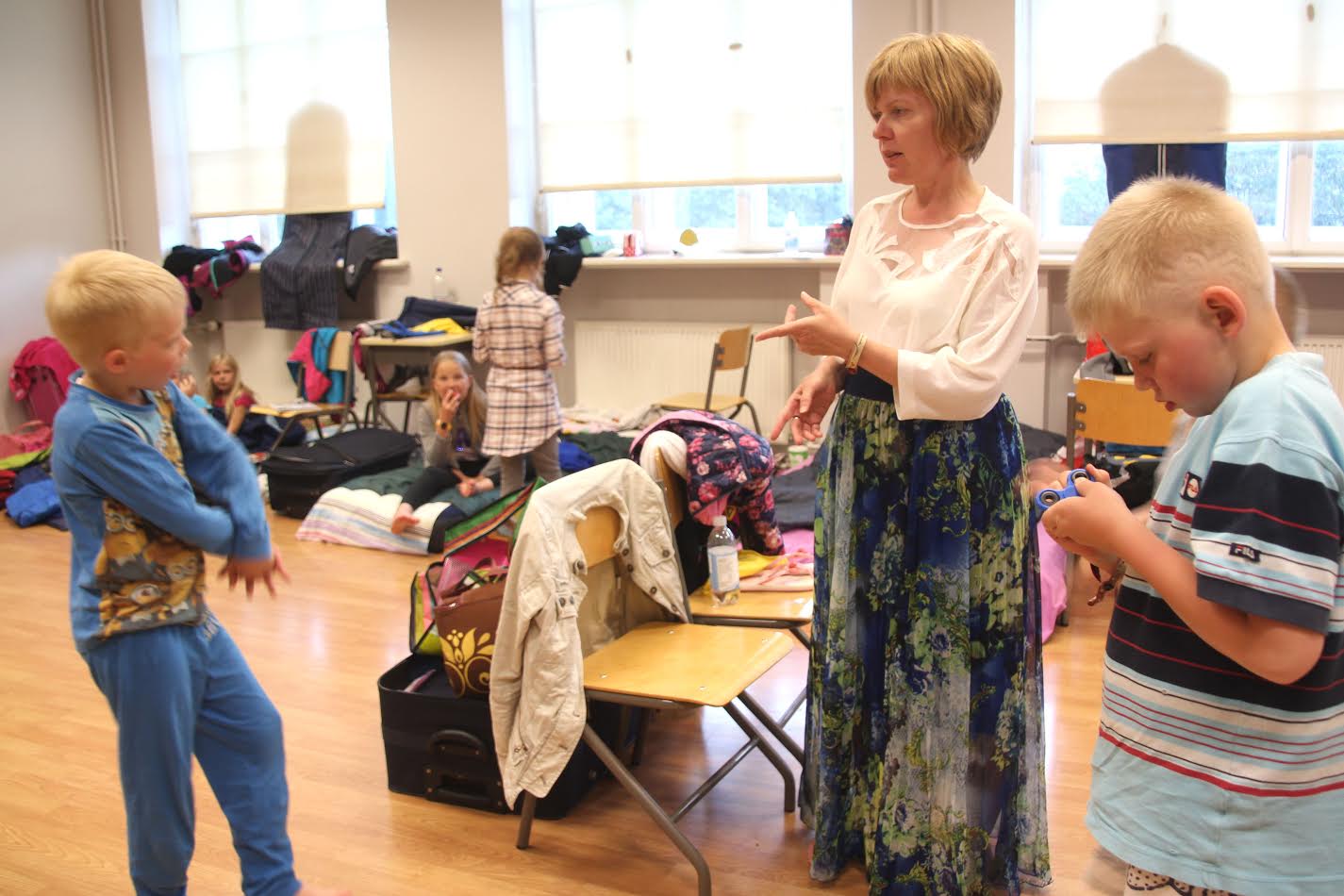 Võrumaa laulu- ja tantsupeolised on eluoluga Tallinna reaalkoolis rahul, proovide vahele jäävat vaba aega veedavad lapsed koolimajas või käiakse linna uudistamas. Valmis ollakse ka pühapäeval toimuvaks rongkäiguks. Fotod: GREGOR SALUVEER