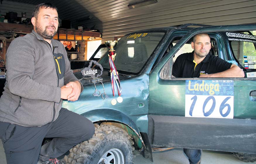 Janek Tisler (vasakul) ja Ever Kattus oma võiduka Suzuki Jimnyga (2003). Foto: VÕRUMAA TEATAJA