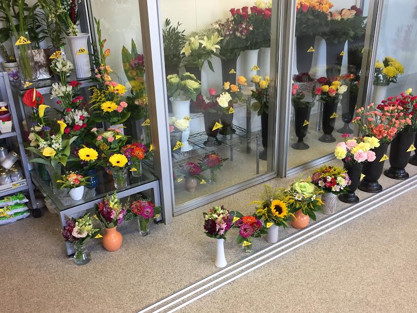 Esimesel septembril on populaarseteks müügiartikliteks roosid, krüsanteemid, gerberad ja väikesed kimbud. Fotod: KADI ANNOM