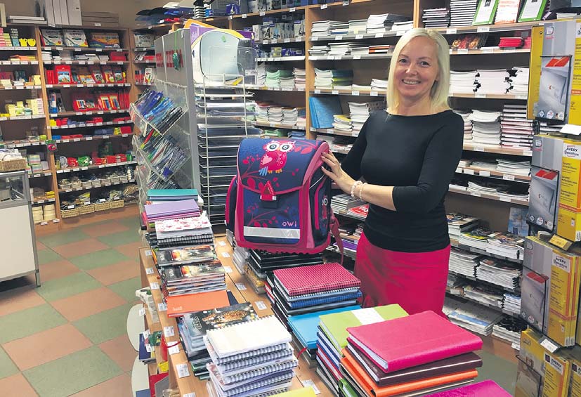 Võru Charloti kaupluse juhataja Marianne Palgi tutvustamas kaupluse koolitarvete valikut. Palgi soovitab koolitarvete soetamisel kindlasti poodi kaasa võtta ka lapsed, et nad saaksid oma eelistusi ja arvamust avaldada. Foto: KADI ANNOM