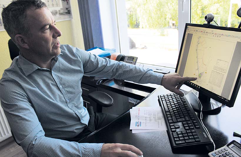 Raul Kudre näitab plaanitava Värska sadama ja promenaadi projekti. Kui Värskasse tulevikus sisse sõita, peaks vaade olema tema sõnul avatud kahele poole. Järve ääres hakkab tulevikus looklema ligikaudu 600 meetri pikkune rada puhke- ja paadikohtadega. Foto: TOMI SALUVEER