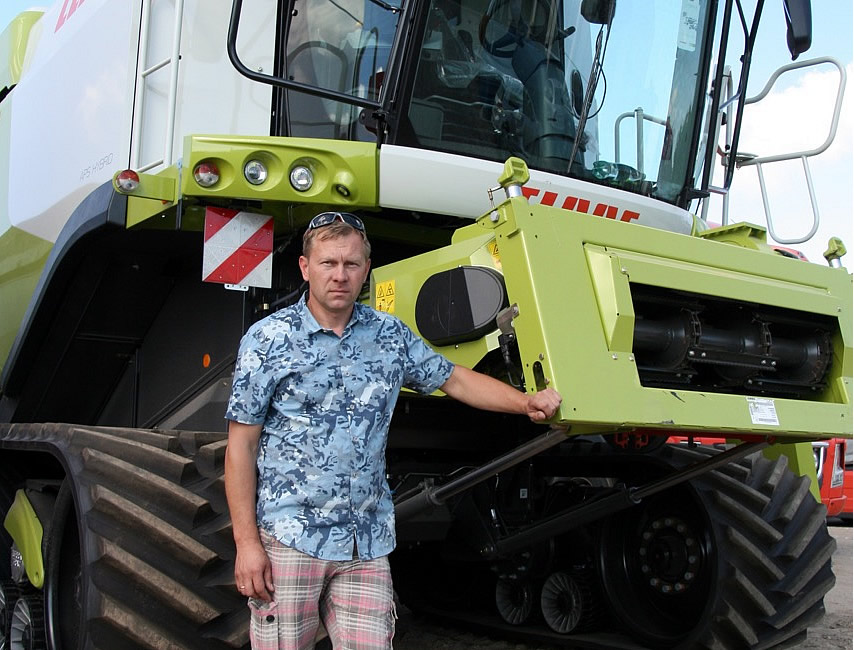 Taivo Tuusis ja Clas Lexion 750 (hübriid). Foto: VÕRUMAA TEATAJA