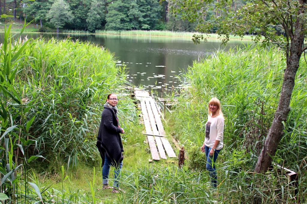 Tiina Hallimäe (paremal) ja Võru linna haljastuse ja linnakujunduse spetsialist Anne Vahtla seismas plaanitava uue Kubija järve kalastusplatvormi ees. Foto: ERAKOGU