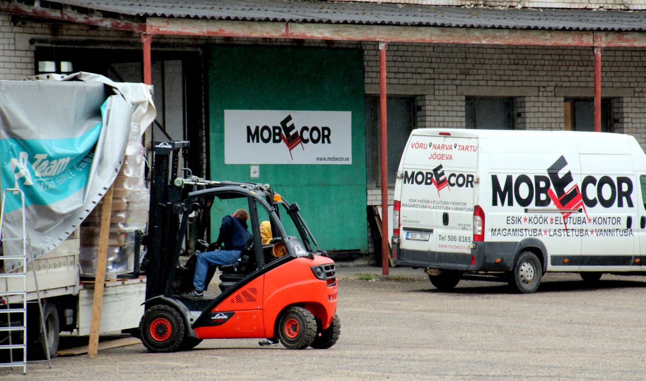 Kaubalaadimine lattu, et see sealt edasi kliendile toimetada. Mobecori mööblipoest saab kaupa tellida igasse Eestimaa nurka. FOTO: Aigar Nagel