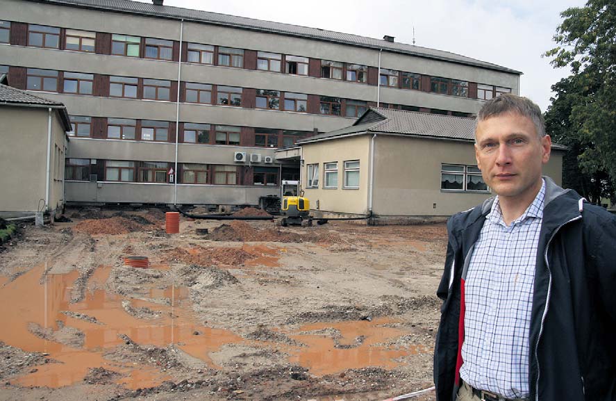 Polikliiniku haldaja Heiki Moltsaar rääkis eile töödest, mida polikliiniku juures lähiaastatel on kavas teha. Polikliiniku haldaja Heiki Moltsaar rääkis eile töödest, mida polikliiniku juures lähiaastatel on kavas teha.