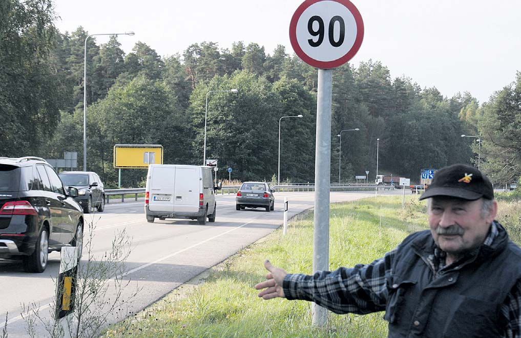 Randu Raudvassar näitab Eestis ainulaadset kohta, kus linnas võib sõita maanteekiirusega ehk 90 km/h. See koht on Kubja teel Veskijärve kaldal Valga maantee alguses. Liiklusmärk lubab arendada kiirust kuni 90 km/h, kuid linnapiiri tähistav märk on paarsada meetrit eemal (pildil taamal vasakul). Foto: VT