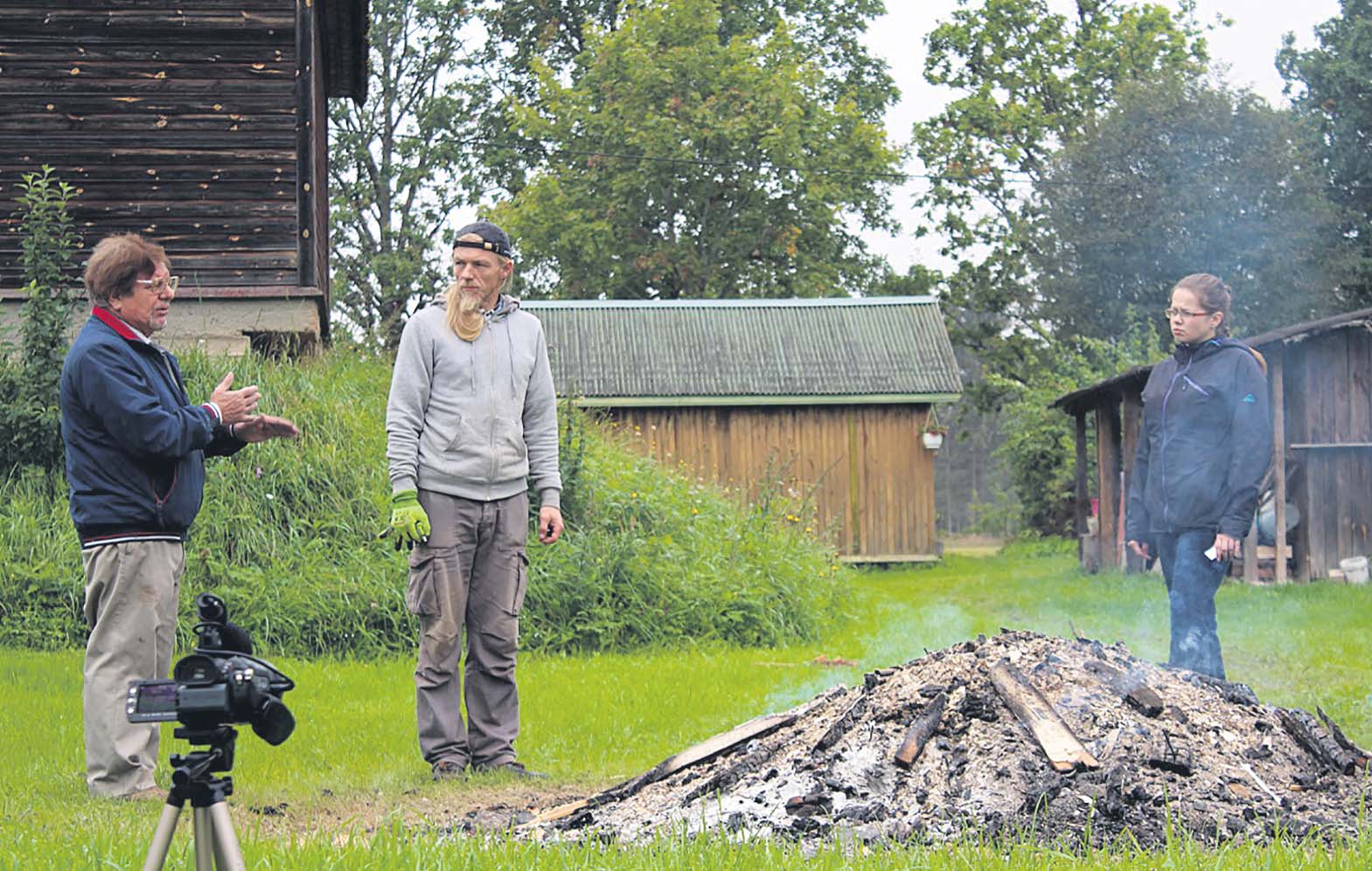 Neljapäeva, 7. septembri hommikul Tammetalu talus. Siin lõkkes lõpeb majavammi elu. Ümber lõkke peavad nõu Andri Needo (vasakult), Tarmo Pedastsaar ja Tuuli Õnnik. Foto ja video: AIGAR NAGEL