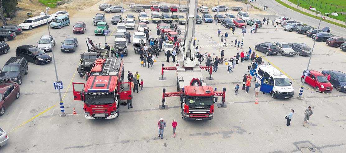 1. septembril väisas Kagukeskust umbes 4000 inimest. Tuletati meelde kooliteel varitsevaid ohtusid ja lahutati pidupäevale omaselt meelt. Foto: RAIGO PILT