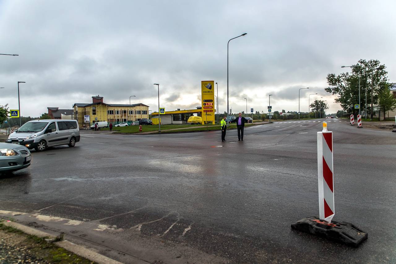 Räpina maantee ning Vilja ja Pika tänava ristmikul algasid eile hommikul ringristmiku ehitustööd ja paari nädala pärast peaks ristmik valmis olema. Eile hommikul õnnestus tulevase ringristmiku südames pildile püüda linnapea Anti Allas (paremal) ja linnamajanduse osakonna juhataja asetäitja Risto Aim. Foto: ANDREI JAVNAŠAN