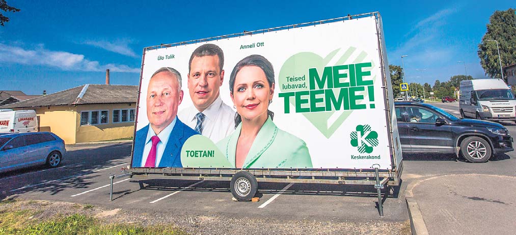 Võru linna suurim, ligemale paarikümneruutmeetrine keskerakondlaste reklaam püüab nii liiklejate, turuliste kui ka turul kaupu müüvate maainimeste pilke, kuid hõivab selles pisikeses parklas hoolimatult mitu parkimiskohta!? Reklaamil on kahe inimese näopildi juures ka nimi, keskmine aga nimetu. Omal ajal hõivasid turuparkla sotsid oma punase telgiga, nüüd domineerib roheline. Õnneks ainult kuni 11. septembrini, mil algab aktiivne valimisagitatsiooni aeg ja poliitiline välireklaam tuleb maha võtta ja näiteks talvepuudele katteks panna. Nagu sageli võib ka näha. Fotod: ANDREI JAVNAŠAN