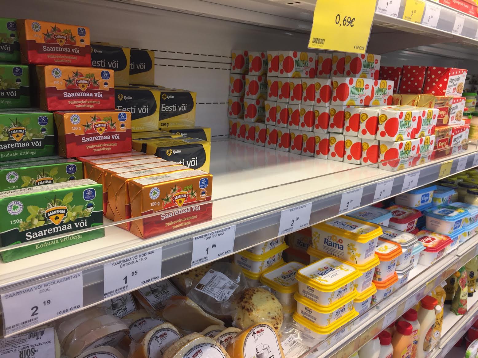 Eile pärastlõunal olid Võru Grossi toidukaupade, Rimi, Maxima, Selveri, Maksimarketi ja Võrumaa toidukeskuse võiriiulid kaetud üsna hea võivalikuga. Foto: KADI ANNOM