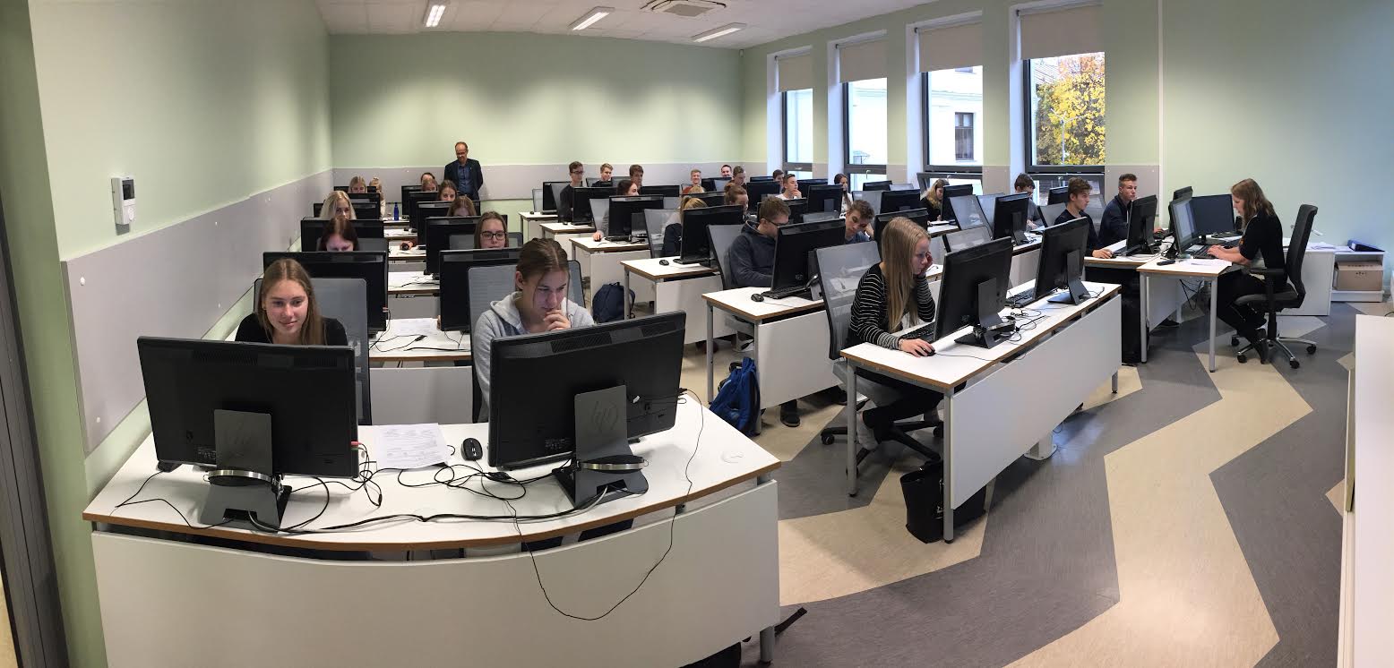 Võru gümnaasiumi 10. klassi õpilased eelmisel neljapäeval Võru gümnaasiumis Pythonis programmeerimise töötoas osalemas. Foto: KADI ANNOM