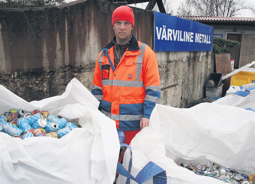 Ivar Piirisaar näitab kotte Läti joogitaraga. Ühte kotti mahub kuni sada kilo kokkupressitud purke.