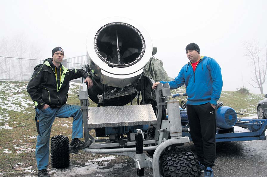 Haanja rajameistrid Priit Küppar (vasakul) ja Andri Raat lumekahuriga Super PoleCat Snowmaker.