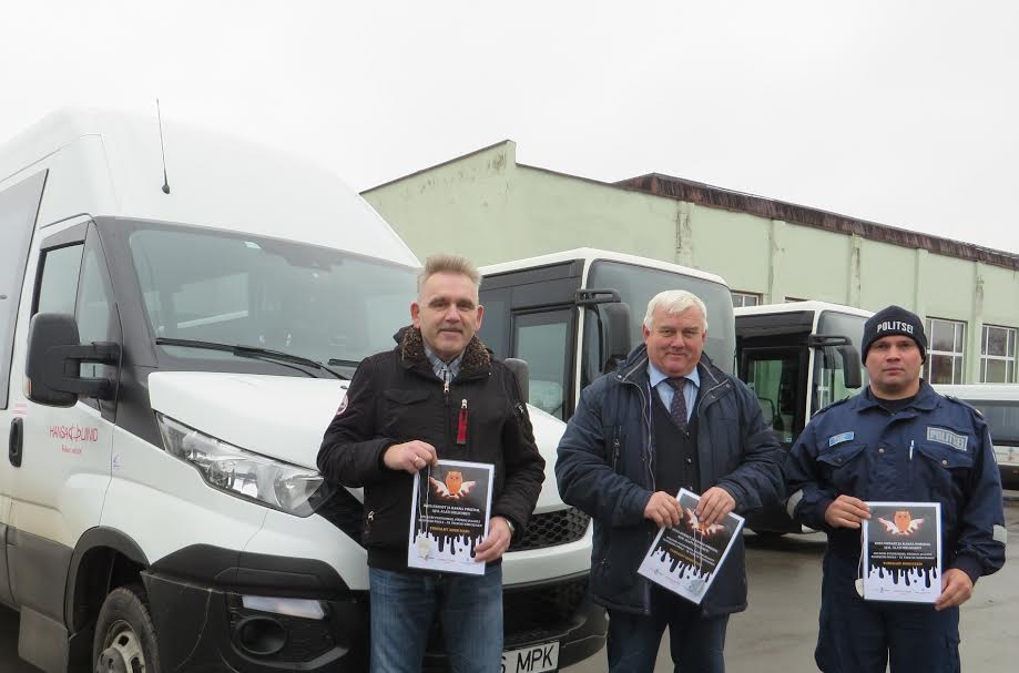 MTÜ Turvaline Võrumaa esindaja Enn Meitern, bussijuht Avo Hansa Liinidest, piirkonnapolitseinik Ranno Vissel