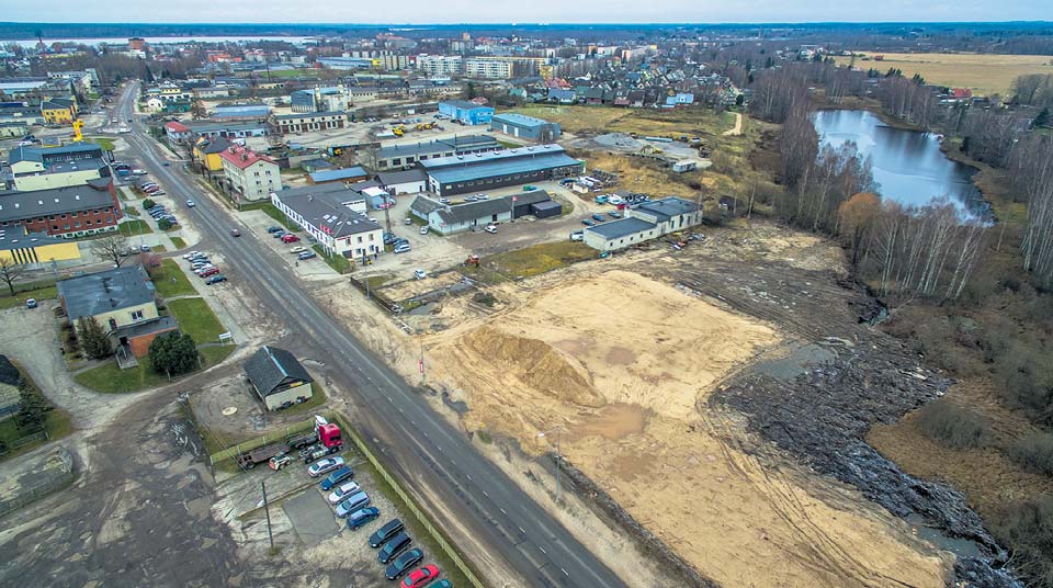 Nöörimaa linnulennult 23. novembril. Keskplaanil on Räpina maantee 15. Pildil on näha ka praegune Magaziini pood. Räpina maanteest vasakul näha olevas pruunikas hoones asub Võru päästekomando, selle taga Nöörimaa Toidukeskus. Paremal üleval on umbes 1,7 ha Mustjärv, mis kohati on isegi 11-12 meetrit sügav. Taamal Tamula järv. Foto: ANDREI JAVNAŠAN Foto: ANDREI JAVNAŠAN