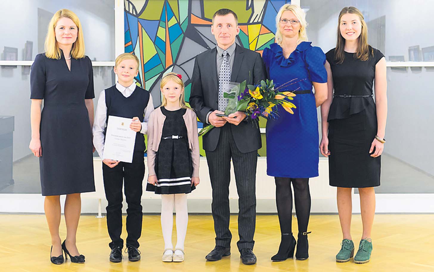 Aasta isa Tarmo Mõttus perega ja Eveli Kuklane, maasekretär maavanema ülesannetes. Foto: MARGUS MUTS