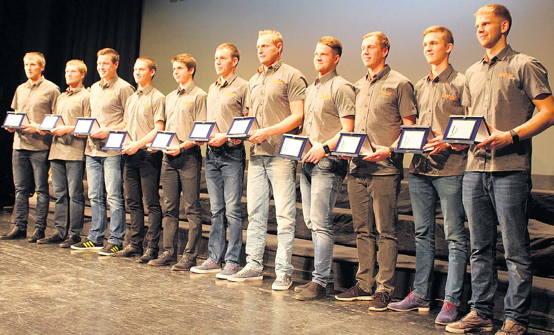 Pildil vasakult Sõmerpalu MK hooaja meistrid Aigar Leok (kahekordne Eesti meister ja Läti meister), kahekordne Eesti meister Tanel Leok, Eesti meistrid Tajo Andressoo, Maurice Lina, Jan Jakobson ja Timmo Mõts, kahekordne Eesti meister Riho Kollist, Läti ja Balti meistrid Elary Talu ja Veiko Rääts, Läti meister Reio Timmi ja kahekordne Eesti meister Martin Leok. Fotod: TOMI SALUVEER