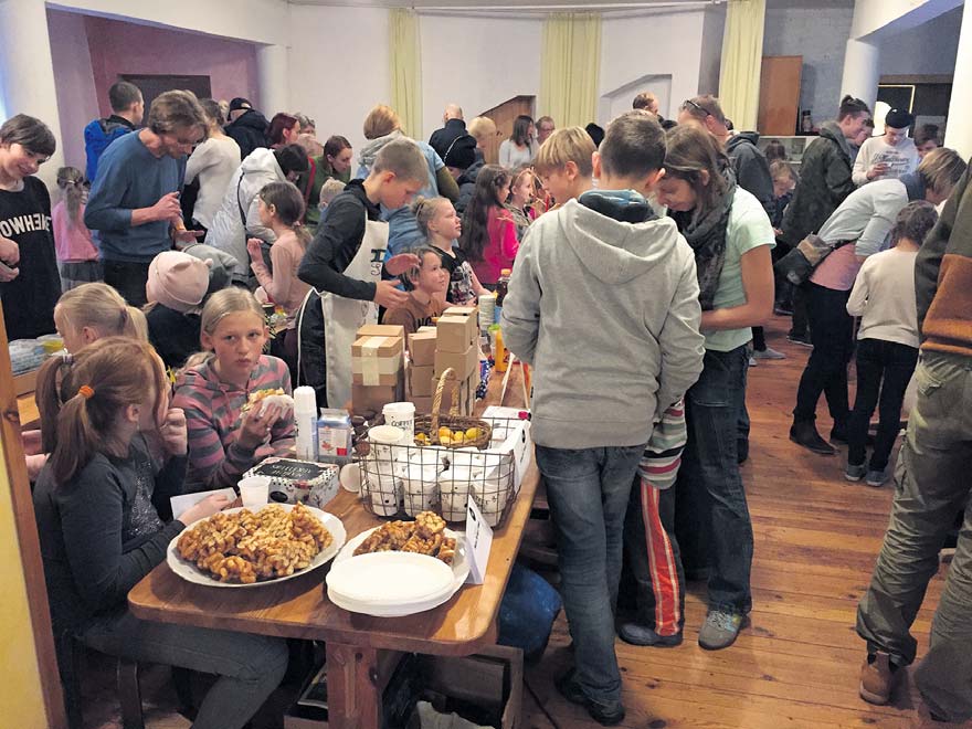 Rosma kooli saal oli kauplejatest ja ostjatest tulvil. Infot laada toimumise kohta jagati ka sotsiaalmeedia kaudu, mistõttu oli tavapärasest rohkem külastajaid väljaspoolt koolipere. FOTO: Kadi Annom Rosma kooli saal oli kauplejatest ja ostjatest tulvil. Infot laada toimumise kohta jagati ka sotsiaalmeedia kaudu, mistõttu oli tavapärasest rohkem külastajaid väljaspoolt koolipere. FOTO: Kadi Annom
