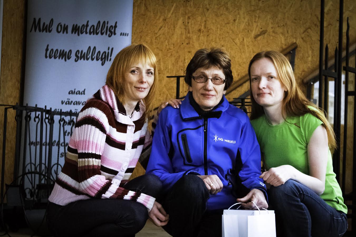 Auhinnavõitja Sirje Pilt (keskel) ning tütred Katrin (vasakul) ja Moonika. Peale triikraua saab Sirje tasuta külastada Kagukeskuse autopesulat, kus on võimalik auto puhtaks pesta ning saab kasutada tolmuimejat ja rehvipumpa. Foto: AIGAR NAGEL