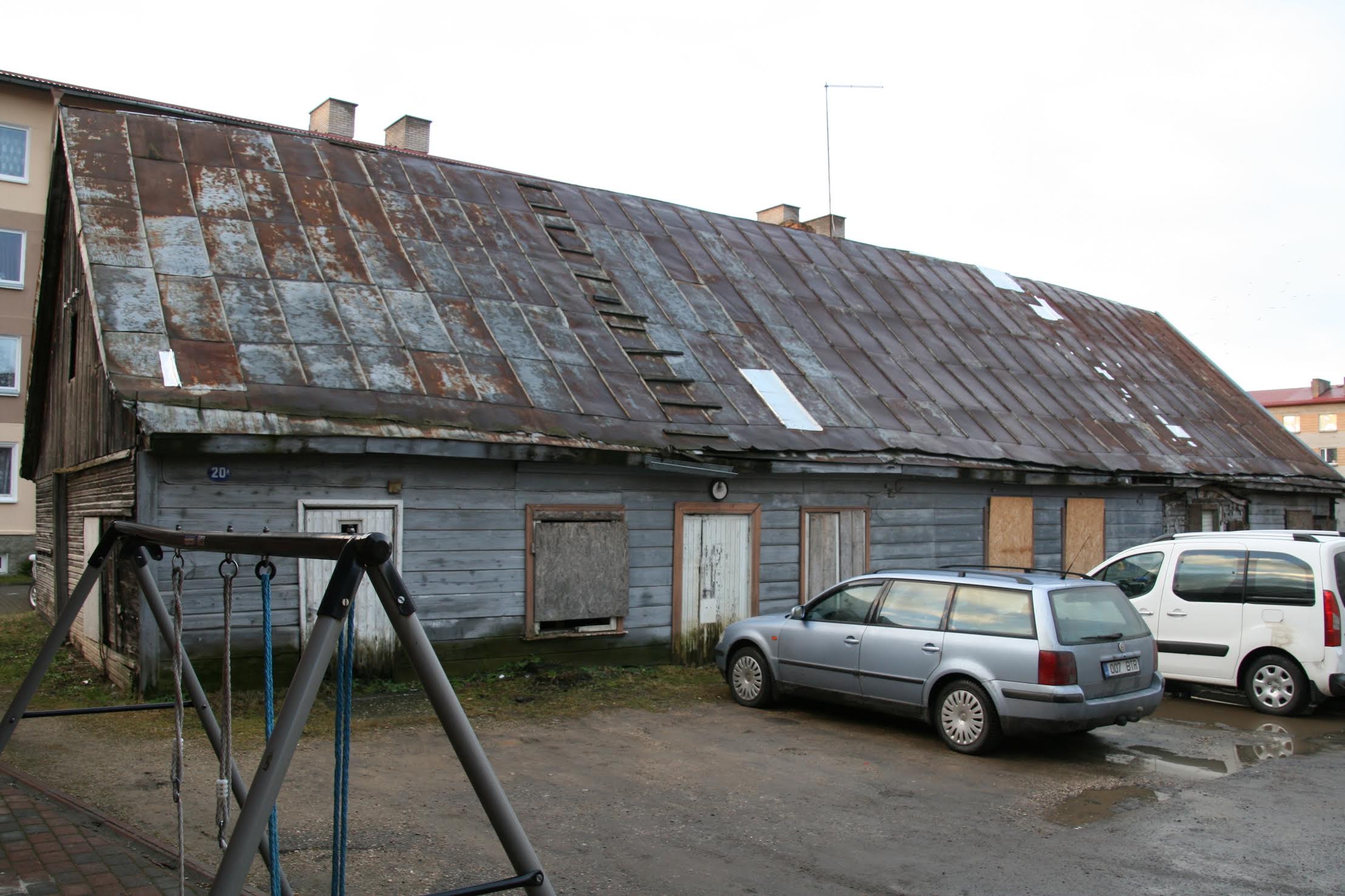 Selline nägi Võru vanim, võimsa mantelkorstna, ainulaadse trepi ja võlvkeldriga maja välja eile.