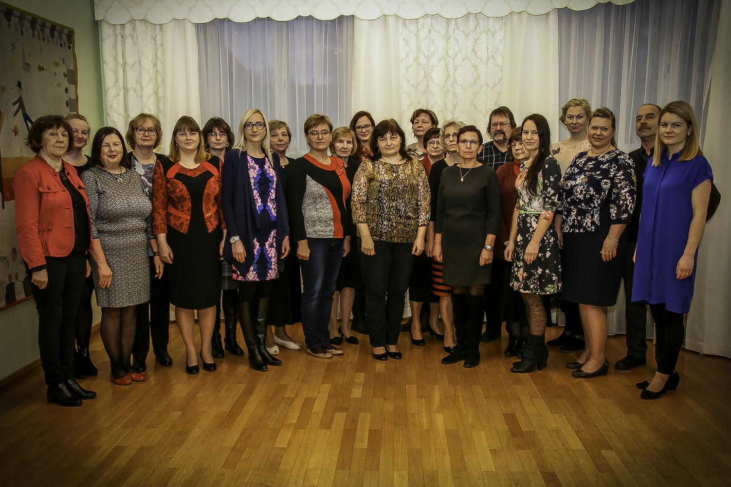 Võru maavalitsuse kollektiiv eile, kolm tundi enne viimase tööpäeva lõppu. Pildil on vasakult: Heli Põhja, Kersti Kattai, Ülle Luuk, Siiri Sokk, Tiia Allas, Rita Raudsik, Gady Künnapuu, Heili Karjus, Sirje Halapuu, Inge-Varju Lindre, Kristiina Lutsar, Aire Allas, Ülle Haan, Helbe Allas, Liivi Mühlmann, Renita Tähe, Rein Rusch, Hele Mägi, Aigi Pall, Britt Vahter, Aigi Young, Tõnu Karjus, Eveli Kuklane. Võru maavalitsuse kollektiiv eile, kolm tundi enne viimase tööpäeva lõppu. Pildil on vasakult: Heli Põhja, Kersti Kattai, Ülle Luuk, Siiri Sokk, Tiia Allas, Rita Raudsik, Gady Künnapuu, Heili Karjus, Sirje Halapuu, Inge-Varju Lindre, Kristiina Lutsar, Aire Allas, Ülle Haan, Helbe Allas, Liivi Mühlmann, Renita Tähe, Rein Rusch, Hele Mägi, Aigi Pall, Britt Vahter, Aigi Young, Tõnu Karjus, Eveli Kuklane.