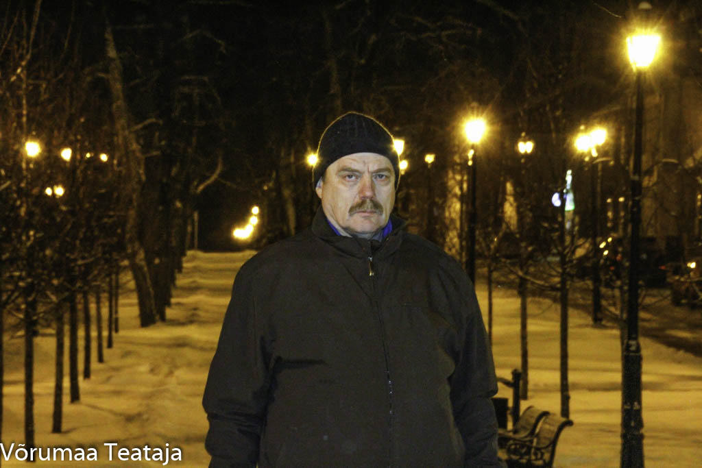 Kalmer Kongo tegi linnas pisikese peatuse, et Võrumaa Teataja küsimustele vastata. Kohe sõidab ta edasi suusarajale. Foto: AIGAR NAGEL
