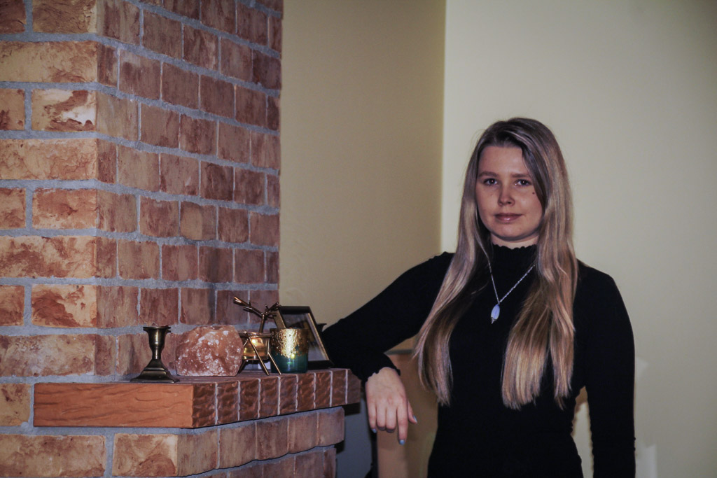 Võitja Marileen Haan oma hobi ja töö kallal nokitsemas. Esimene kollektsioon „Big Sky”, mis on inspireeritud maffiast, usust, koolivormist. Soovime neiule tuult tiibadesse ja palju häid mõtteid. FOTO: Aigar Nagel