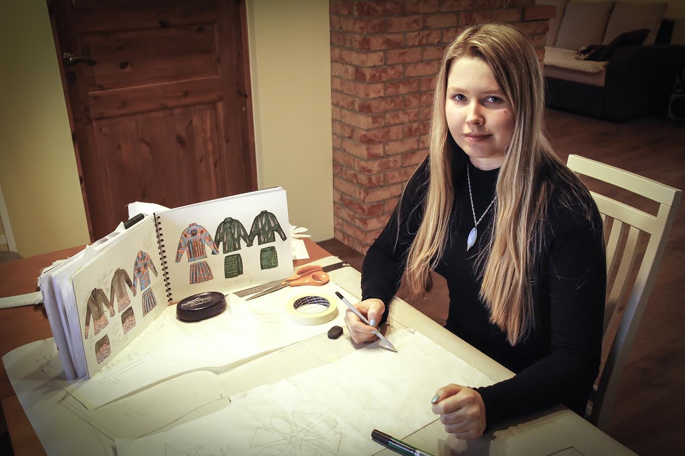 Võitja Marileen Haan oma hobi ja töö kallal nokitsemas. Esimene kollektsioon „Big Sky”, mis on inspireeritud maffiast, usust, koolivormist. Soovime neiule tuult tiibadesse ja palju häid mõtteid. Foto: AIGAR NAGEL