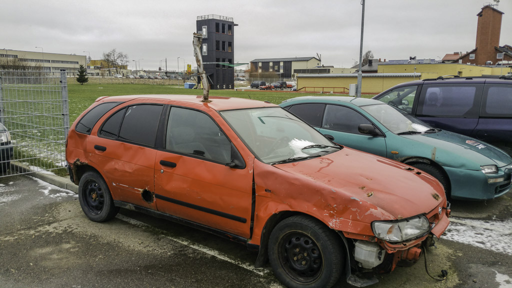 Võru politseimaja leitud asjade registris seisab ilma tehasetähiseta ja omaniku jälgedeta punane ja korstnaga Nissan Almera.
