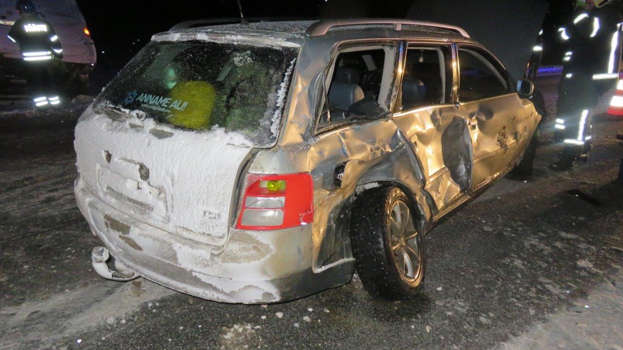 Pühapäevaõhtuses avariis osalenud Audi juht viidi haiglasse. Kannatada said ka autod. Audi, parem külg lömastatud, jäi teele. Fiat kaubik lendas nina ees kraavi. Fotod: PPA