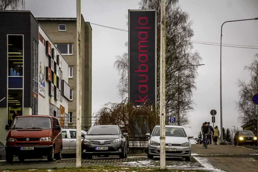Semu Kaubamajas vahetavad lähiajal rentnikku kaks suuremat kaubanduspinda: endised City Alko ruumid ning Feng rõivakaupluse ruumid FOTO: Aigar Nagel Semu Kaubamajas vahetavad lähiajal rentnikku kaks suuremat kaubanduspinda: endised City Alko ruumid ning Feng rõivakaupluse ruumid FOTO: Aigar Nagel